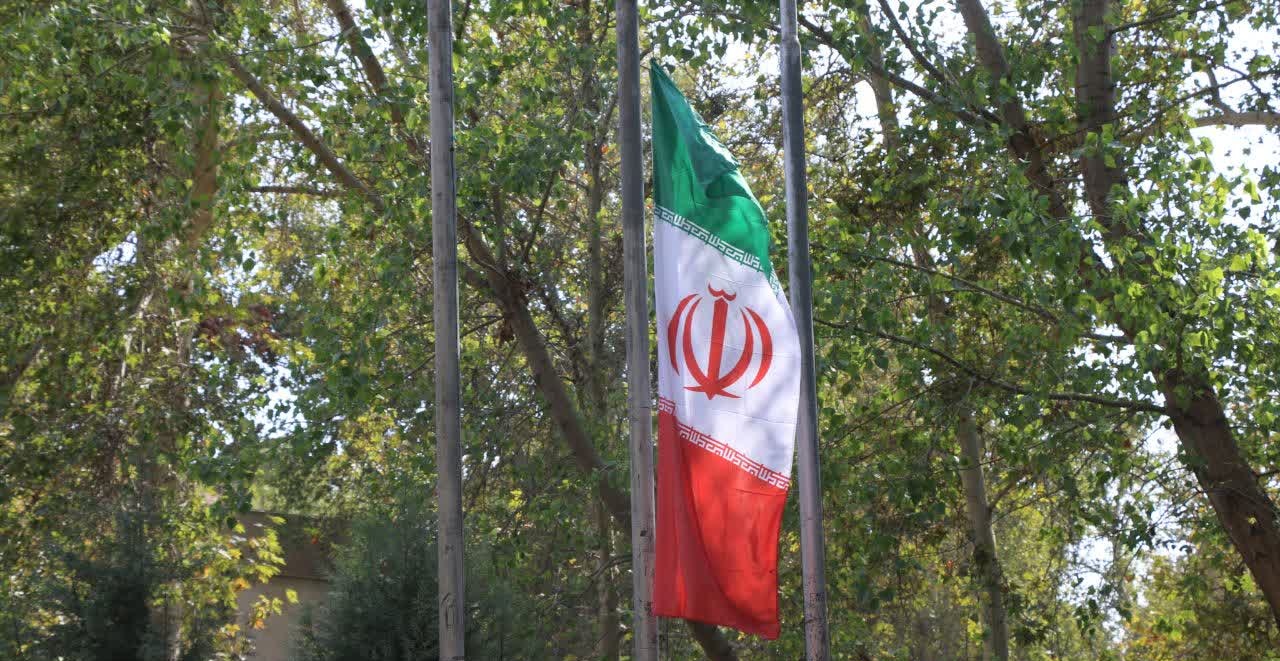 طنین اقتدار ملی و تعهد علمی در کهن‌ترین مهد کشاورزی کشور /آیین باشکوه اهتزاز پرچم مقدس جمهوری اسلامی ایران در دانشکدگان کشاورزی و منابع طبیعی دانشگاه تهران